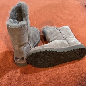 UGG Classic Gray Boots with Plush Lining Size 8 never worn mid calf height